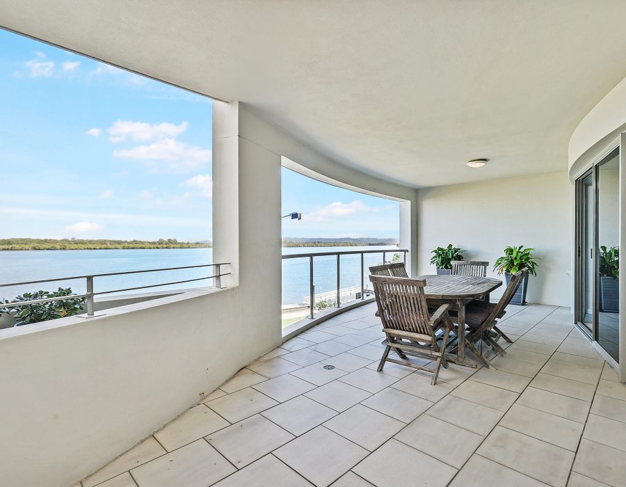 balcony 305